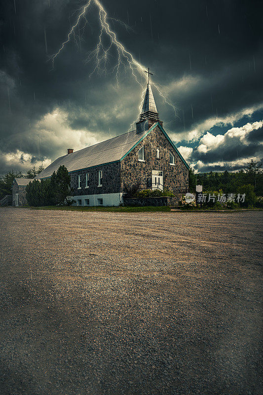 lightning strike a church in Trois-Rivieres in Canada